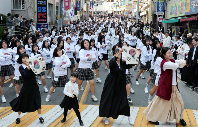 11일 부산 동구청 앞 도로에서 열린 부산진일신여학교 독립만세운동 재현 행사에서 참가 학생들이 태극기를 흔들며 ‘나라사랑 플래시몹’을 펼치고 있다. 정종회 기자 jjh@