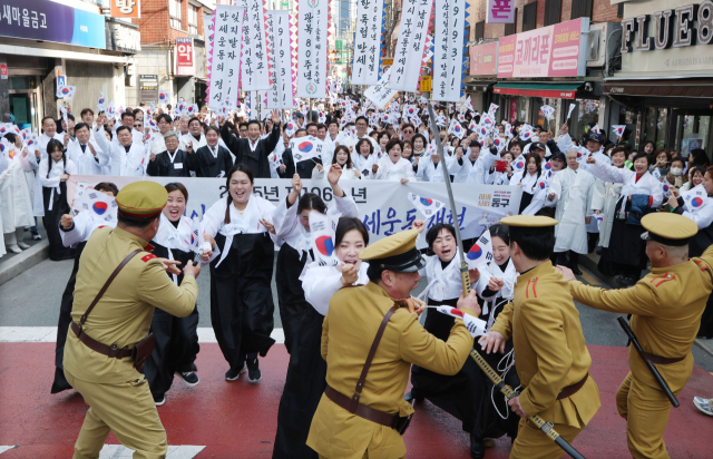 11일 부산 동구청 앞 도로에서 부산진일신여학교 독립만세운동 재현 행사가 진행되고 있다. 정종회 기자 jjh@