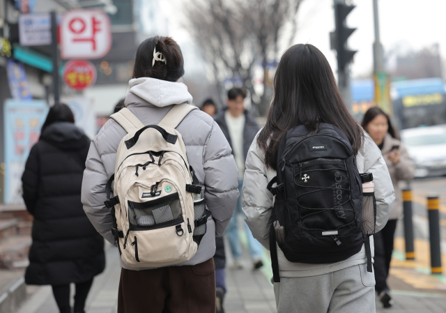 소비 심리가 얼어붙으면서 가계 소비 최후의 보루로 여겨지는 교육비 카드 매출도 4년 만에 감소했다. 사진은 서울 동작구 노량진 학원가. 연합뉴스