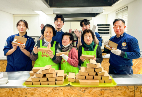 와이즈유 영산대학교 K-Food조리전공이 간식나눔 행사를 진행하고 기념촬영을 하고 있다.
