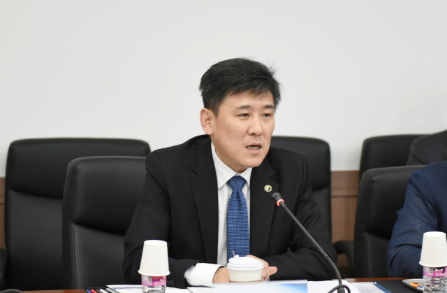 지난 10일 오후 해양수산부 기자단 해양안전 팸투어 현장에서 김준석 한국해양교통안전공단(KOMSA) 이사장이 간담회를 하고 있다. KOMSA 제공