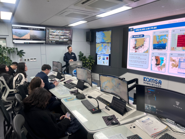 한국해양교통안전공단(KOMSA)이 지난 10일 오후 세종 본사 운항상황센터에서 해양수산부 기자단에게 여객선 모니터링 시스템 등 업무 현황을 발표하고 있다. KOMSA 제공