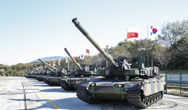 2022년 10월 현대로템 경남 창원공장에서 개최된 ‘K2 전차 폴란드 갭필러 출고식’에서 도열한 K2 전차. 현대로템 제공