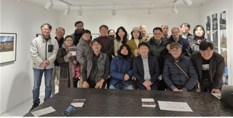 이재갑 교수(첫번째줄 오른쪽에서 4번째)와 부산디지털대 재학생들이 초대전에서 기념촬영을 하고 있다