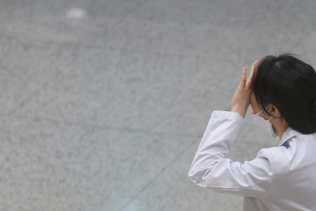 서울 시내 한 대학병원에서 이동하는 의료 관계자. 연합뉴스