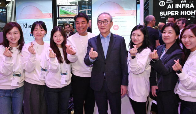 KT가 사외이사 4명의 재선임을 발표하자 KT ‘새노조’가 “구조조정에 대한 입장을 밝히라”고 요구했다. 사진은 김영섭 KT 대표가 지난 4일(현지시간) 스페인 바르셀로나 피라 그란 비아 전시장에서 열린 ‘MWC 2025’ 마이크로소프트 전시 부스를 방문해 KT, MS 직원들과 기념 촬영하는 모습. 연합뉴스