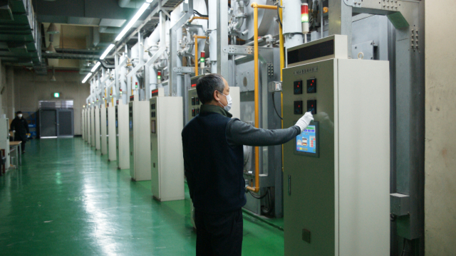 부산영락공원 직원이 화장로 시스템을 제어하고 있다. 부산시설공단 제공