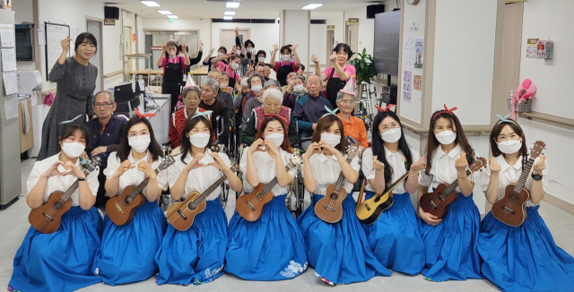 통영시새마을회는 11일 우쿨렐레 동아리 ‘랄라청년새마을연대’와 함께 지역 요양시설 위문 활동을 펼쳤다. 사무국 제공