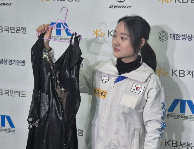 김채연이 지난 11일 서울 태릉빙상장에서 2025 국제빙상경기연맹 피겨 스케이팅 어워즈 ‘베스트 의상상’ 후보로 선정된 경기복을 들고 포즈를 취하고 있다. 연합뉴스