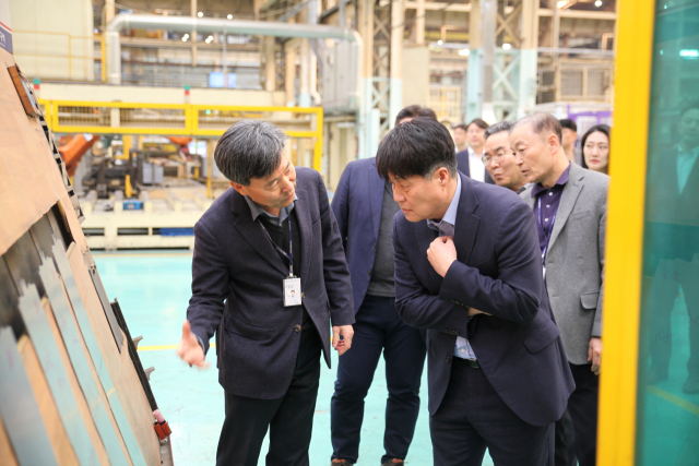 산업통상자원부는 11일 경남 양산시에 있는 성우하이텍을 방문, 동남권 중견기업과 간담회를 개최해 통상 환경 변화에 대한 어려움을 청취했다. 성우하이텍 제공