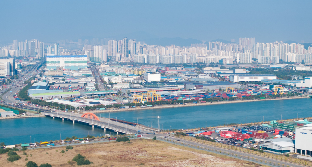 인천 남항 아암물류1·2단지 전경 및 항만배후단지 입주기업 내부 사진. 인천항만공사(IPA) 제공