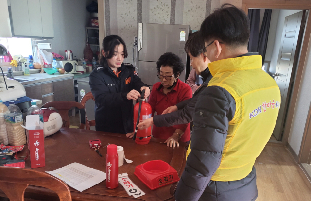 한전KDN, 나주소방서, 동신대 합동 봉사활동 모습. 한전KDN 제공