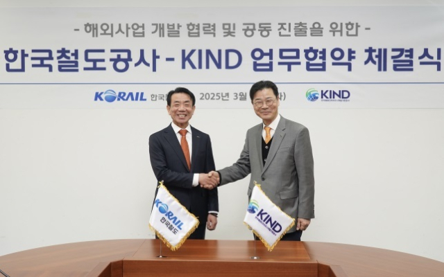 코레일 한문희 사장(왼쪽)과 한국해외인프라도시개발지원공사(KIND) 김복환 사장이 업무협약 체결후 악수하고 있다. KIND 제공