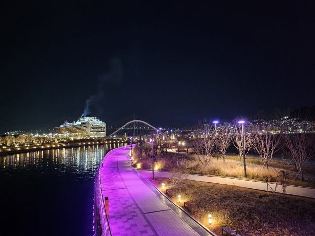부산항 북항 친수공원 및 경관수로 야간조명. 부산항북항통합개발추진단 제공