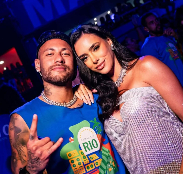 허벅지 부상을 호소하며 경기에 결장했지만 리우 카니발에 연인과 함께 참석한 네이마르. 네이마르 인스타그램 캡처