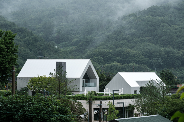 부산 금정구 선동 회동수원지에 자리를 잡은 베이커리 카페 ‘선유도원’. 부산에서 활동하는 고성호 건축가의 작품이다. 선유도원 제공