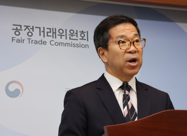공정거래위원회 문재호 카르텔조사국장이 12일 정부세종청사 공정거래위원회 기자실에서 ‘이동통신 3사의 번호이동 가입자 조정 담합’ 건에 대한 제재 내용을 밝히고 있다.연합뉴스