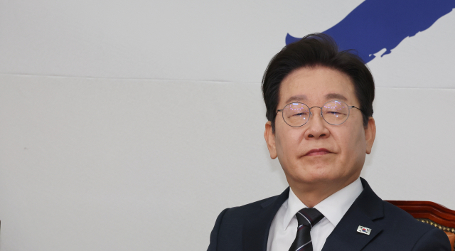 더불어민주당 이재명 대표가 12일 서울 여의도 국회에서 열린 최고위원회의에 참석, 생각에 잠겨 있다. 연합뉴스