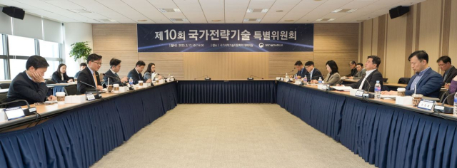 류광준 과학기술정보통신부 과학기술혁신본부장이 12일 오후 서울 종로구 광화문교보빌딩 국가과학기술자문회의 대회의실에서 '제10회 국가전략기술특별위원회' 를 주재하고 있다. 과기정통부 제공