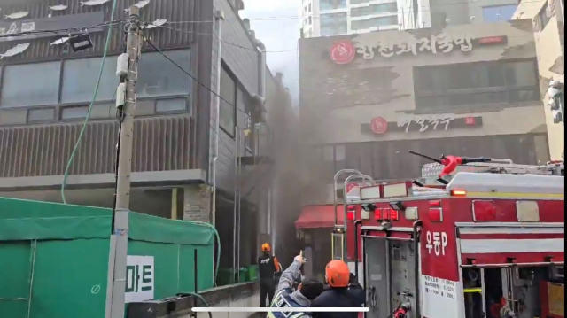 12일 오후 2시 44분께 부산 해운대구의 한 식당 건물에서 불이 났다. 독자 제공