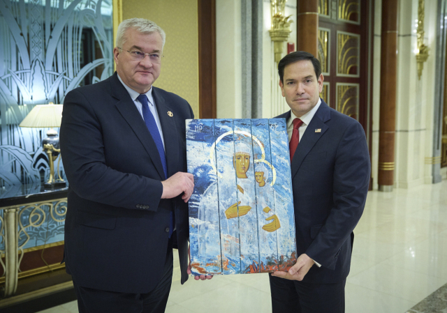 11일(현지 시간) 사우디아라비아 제다에서 열린 미국과 우크라이나 고위급 회담에서 안드리 시비하(왼쪽) 우크라이나 외무부 장관이 마코 루비오 미국 국무부 장관에 성화를 전달했다. EPA연합뉴스