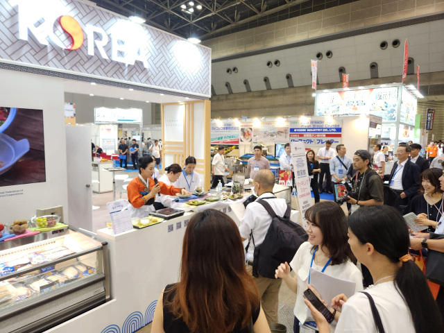 수협중앙회가 ‘2023 도쿄 국제수산박람회’에서 수산물 요리를 선보이고 있다. 수협 제공
