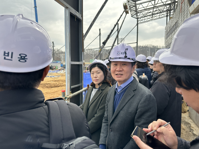 정몽규 대한축구협회 회장이 12일 충남 천안 축구종합센터 건설 현황 미디어 브리핑 행사에서 기자들에게 천안 대한민국축구종합센터 건설 현황을 설명하고 있다. 연합뉴스