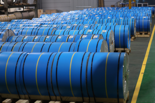 도널드 트럼프 미국 대통령이 예고한 철강·알루미늄 25% 관세 부과가 시행되는 12일 경기 화성시의 한 알루미늄 제품 제조업체 공장에 생산 작업을 마친 알루미늄 제품들이 놓여 있다. 연합뉴스