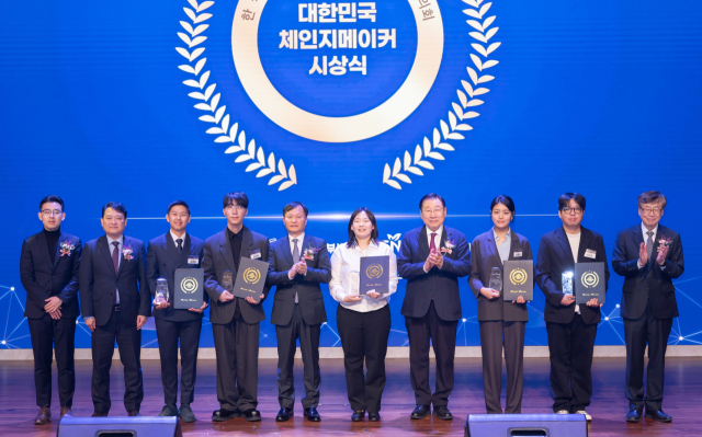 한국서부발전은 지난 11일 충남 태안 본사에서 제6회 체인지메이커 시상식을 개최했다. 이정복 서부발전 사장(왼쪽 다섯 번째)과 김성이 한국사회복지협의회장(오른쪽 네 번째), 신동호 보건복지부 사회서비스자원과장(왼쪽 첫 번째), 이재열 서울대학교 사회학과 교수(오른쪽 첫 번째), 박상원 늘픔가치 대표(오른쪽 다섯 번째), 김자유 누구나데이터 대표(왼쪽 네 번째), 김영록 락앤런 대표(왼쪽 세 번째), 김현진 하티웍스 대표(오른쪽 세 번째), 박찬우 플래닛 주민센터 대표(오른쪽 두 번째)가 기념촬영하는 모습. 서부발전 제공