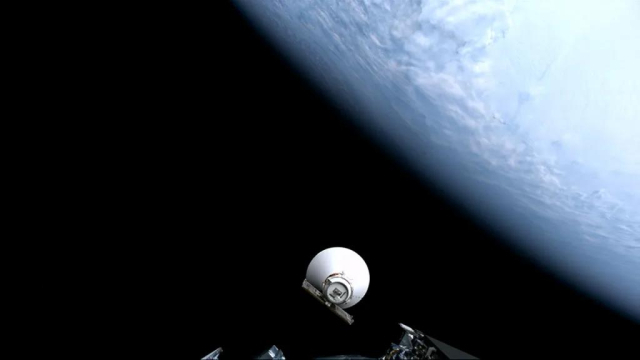 미국 항공우주국(NASA)과 한국천문연구원이 공동 개발한 우주망원경 '스피어엑스'가 우주로 발사됐다. 스피어엑스는 12일 낮 12시 10분(한국시간) 미국 캘리포니아주 밴덴버그 우주기지에서 스페이스X의 팰컨9 로켓에 실려 발사됐다. 사진은 팰컨9 로켓에서 분리돼 궤도로 향하는 스피어엑스. NASA 제공