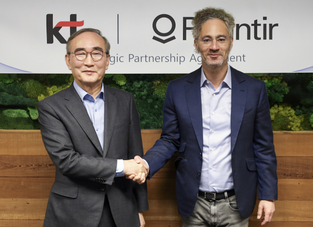 KT 김영섭 대표(왼쪽)와 팔란티어 공동 창립자 겸 CEO 알렉스 카프(오른쪽)가 12일(현지 시간) 미국에서 AX 사업 가속화를 위한 전략적 파트너십을 체결하고 기념 사진을 촬영했다. KT 제공.