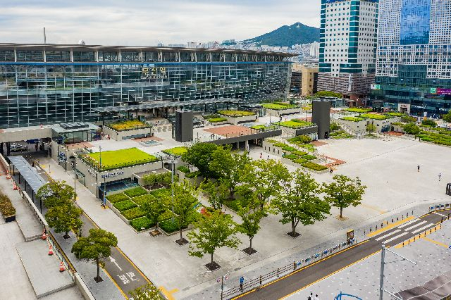 블록체인·핀테크 스타트업을 지원하는 ‘디노랩비 센터’가 13일 개소했다. 부산역 유라시아플랫폼 전경. 부산일보DB