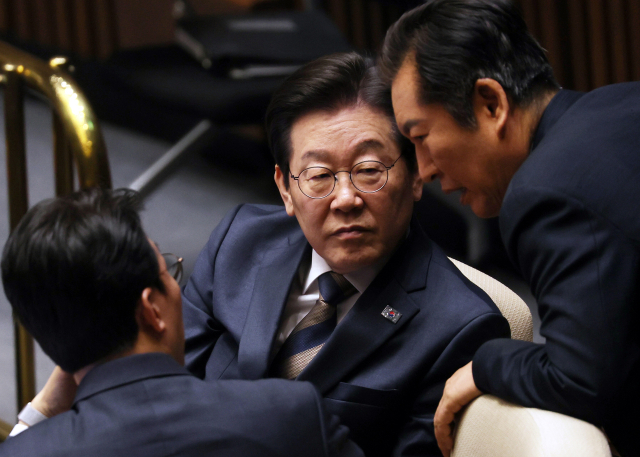 13일 국민의힘 권영세(위) 비상대책위원장과 더불어민주당 이재명 대표 모두 윤석열 대통령 헌법재판소 탄핵 심판 결정에 승복하겠다는 뜻을 밝혔다. 연합뉴스