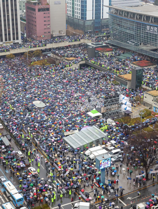 지난달 1일 오후 부산 동구 부산역 광장에서 열린 ‘세이브코리아 국가비상기도회’ 집회 현장 모습. 부산일보DB