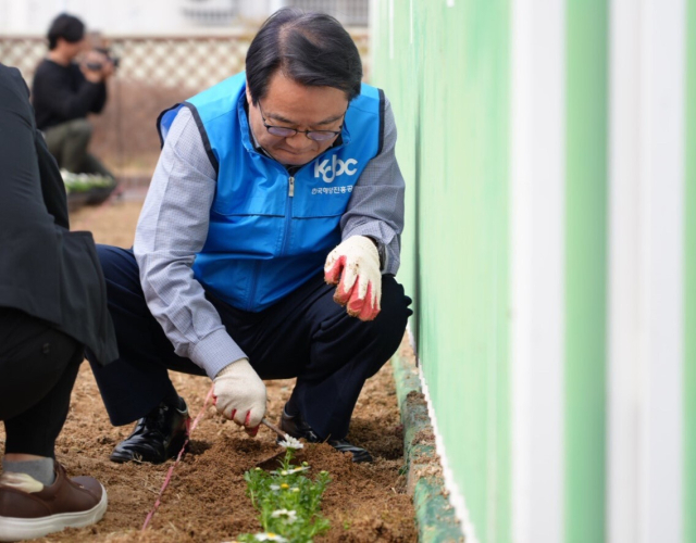안병길 한국해양진흥공사 사장이 ‘KOBC 바다사랑봉사대’ 대원들과 함께 화단정비를 하고 있다. 해진공 제공