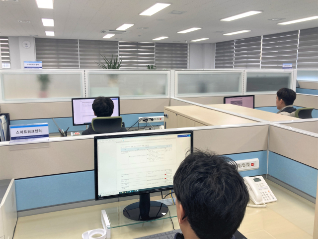 한국해양고통안전공단(KOMSA) 인천지사에 설치된 스마트워크센터에서 근무 중인 직원들. KOMSA 제공