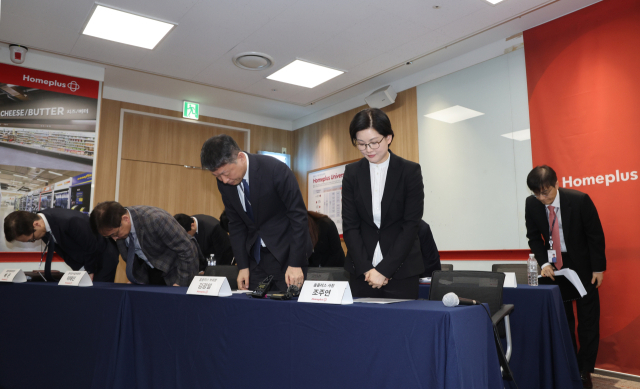 김광일·조주연 홈플러스 공동대표 및 관계자들이 14일 서울 강서구 홈플러스 본사에서 열린 기업 회생절차(법정관리) 관련 기자간담회에서 허리 숙여 인사하고 있다. 연합뉴스