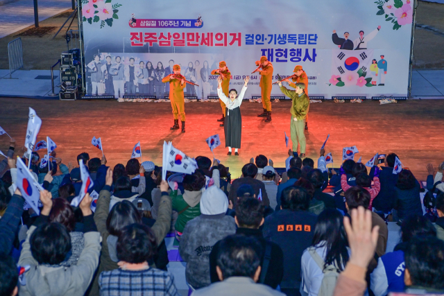 극단 현장 단원들이 ‘걸인이 일어났소, 기생이 일어났소’라는 주제로 재현극을 선보이고 있다. 김현우 기자