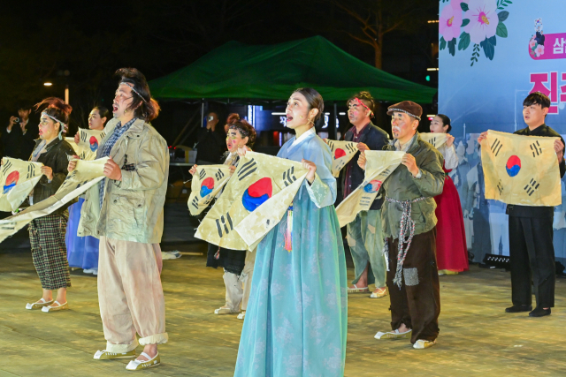 ‘진주 걸인·기생 독립단’ 3·1 만세 의거 재현행사가 14일 진주대첩 역사공원에서 펼쳐졌다. 김현우 기자