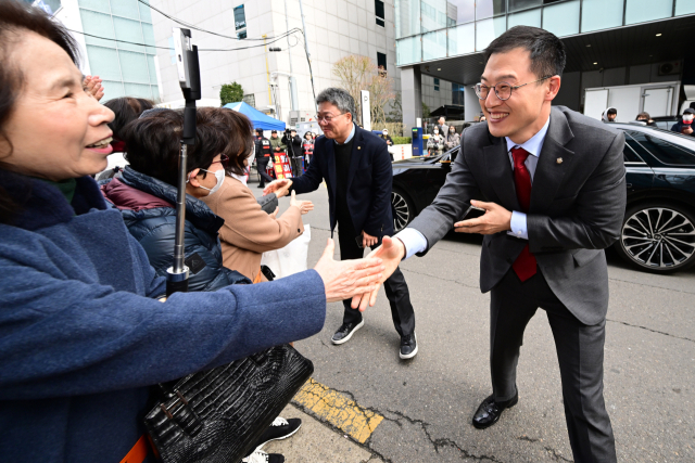 국민의힘 김상욱(오른쪽) 의원이 지난 5일 서울 마포구에서 열린 한동훈 전 대표의 '국민이 먼저입니다' 북콘서트에 참석하며 지지자들과 인사하고 있다. 연합뉴스
