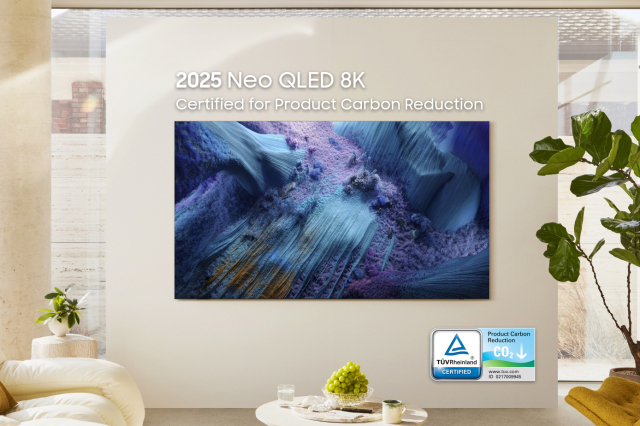 5년 연속 ‘탄소저감’ 인증을 획득한 삼성전자 ‘네오 QLED 8K’ 라이프스타일 이미지.삼성전자 제공