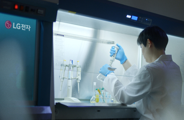 LG전자가 B2B 신사업으로 육성하고 있는 항균 기능성 소재 ‘퓨로텍’을 개발중인 연구원의 모습.LG전자 제공