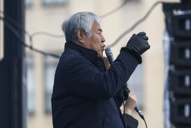 전광훈 사랑제일교회 목사가 16일 서울 세종로사거리 인근에서 열린 광화문 주일예배에서 설교하고 있다. 연합뉴스