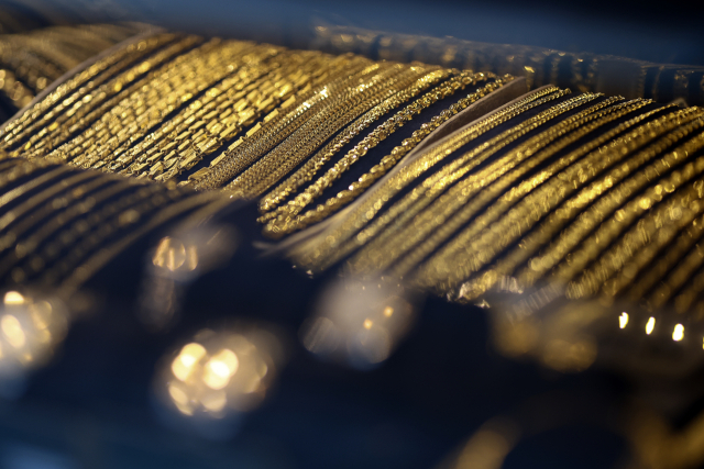 도널드 트럼프 미 행정부가 촉발한 관세전쟁 우려에 안전자산 선호 심리가 커지면서 금 선물에 이어 14일(현지시간) 금 현물 가격도 온스당 3천 달러를 돌파했다. 사진은 16일 서울 종로의 한 귀금속점. 연합뉴스