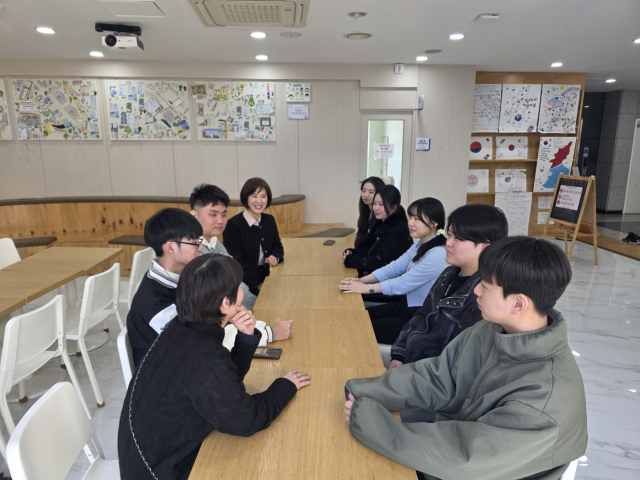 동명대 사회복지학과 청소년서포터즈 '청바람' 학생들이 해운대청소년수련관에서 회의를 하고 있다. 동명대 제공