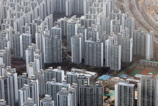 금융당국이 수도권 집값 상승 우려가 고조되고 있다는 입장을 밝혔다. 사진은 서울 송파구 아파트 단지. 연합뉴스