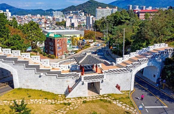 동래읍성 인생문 전경. 부산시 제공