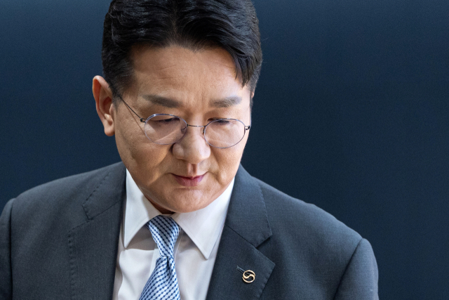 조원태 한진그룹 회장이 지난 3월 11일 서울 강서구 대한항공 본사에서 열린 신규 CI 공개 기자간담회에 참석, 단상으로 향하고 있다. 연합뉴스