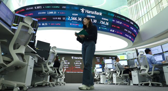 1400원대 환율이 ‘뉴노멀’로 자리잡은 것으로 평가되는 가운데 하반기 물가 상승세를 자극할 수 있다는 우려가 나온다. 지난 14일 서울 중구 하나은행 본점 딜링룸 스크린에 각종 지수가 표시돼 있다. 연합뉴스
