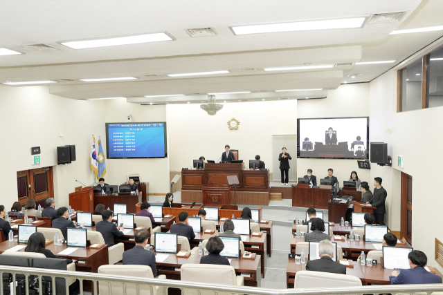 양산시의회 의원들이 화장장 설치와 운영 방법 개선을 위한 건의문을 발의한 뒤 통과시키고 있다. 양산시의회 제공